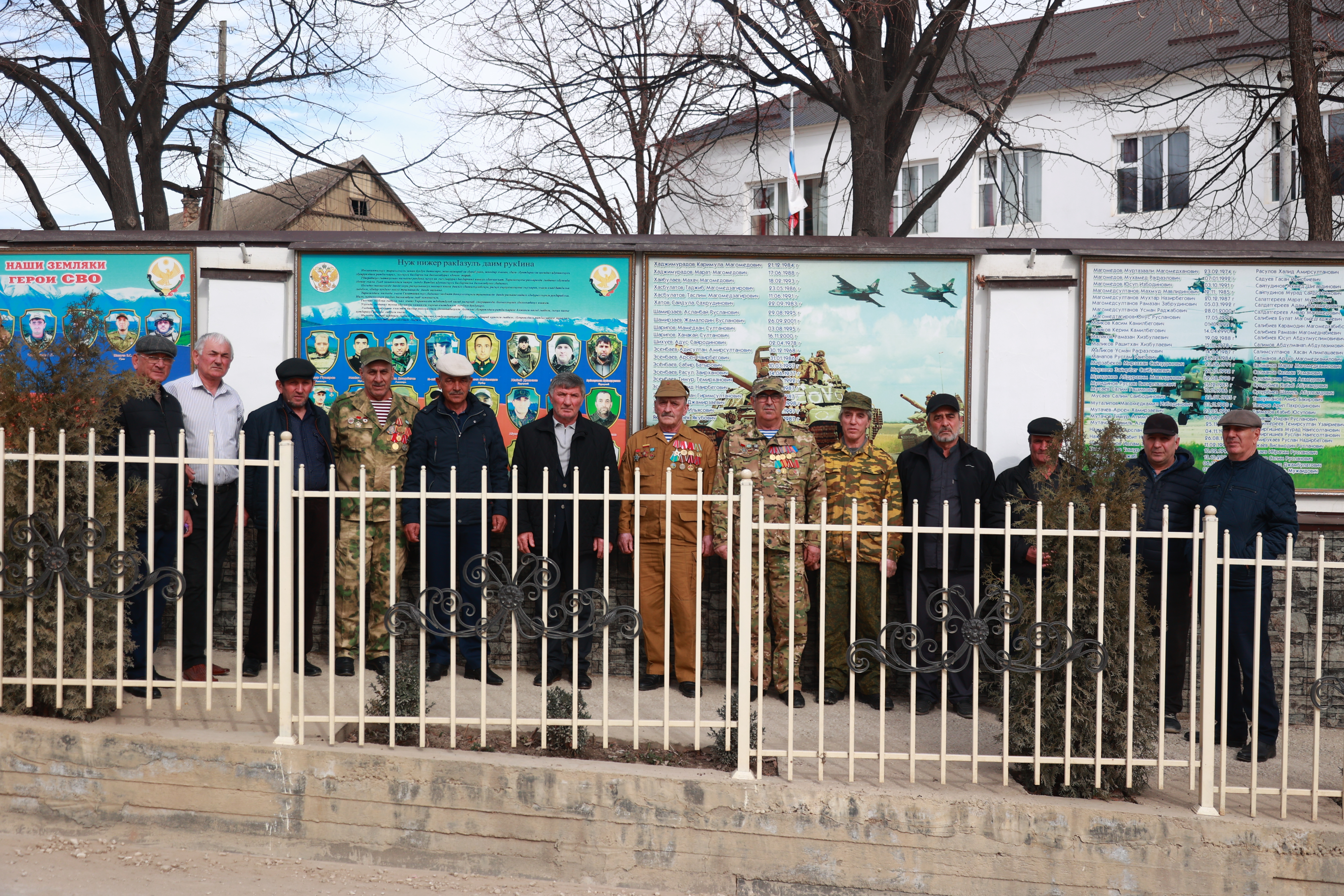 Специалисты Дома культуры села Ленинаул организовали посещение АЛЛЕИ ГЕРОЕВ НАШЕГО ВРЕМЕНИ в селе Ленинаул по улице Губаханова, расположенной на территории ЛСШ № 2. На АЛЛЕЕ расположены стенды, посвященные ГЕРОЯМ и участникам разных событий..